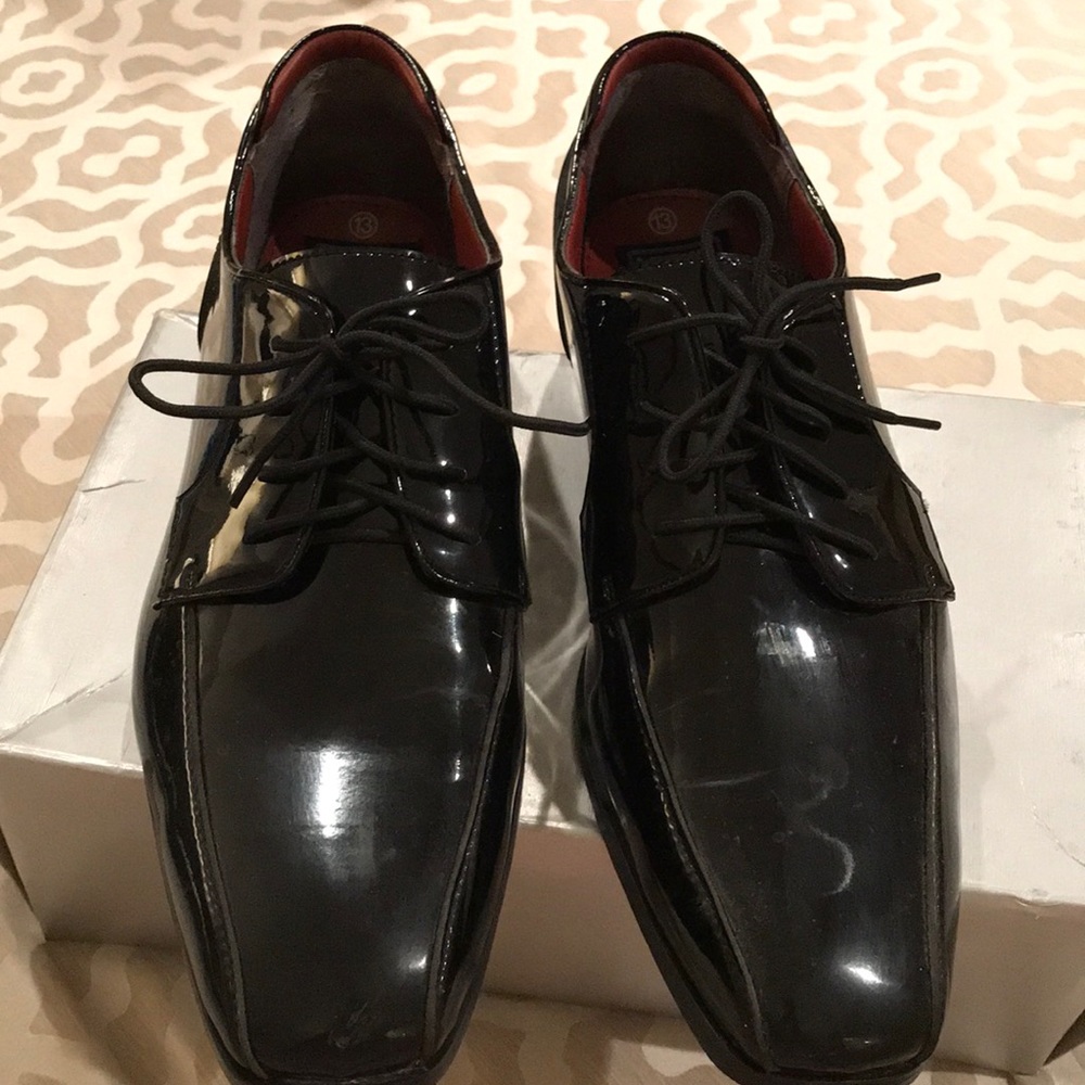 Men’s size 13M Nunn Bush patent look oxfords.